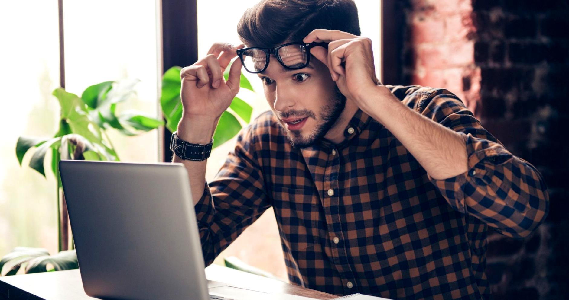 Teilnehmerin eines Kalenis-voda-Workshops bei einer praktischen Übungseinheit zur Wahrnehmungsschulung