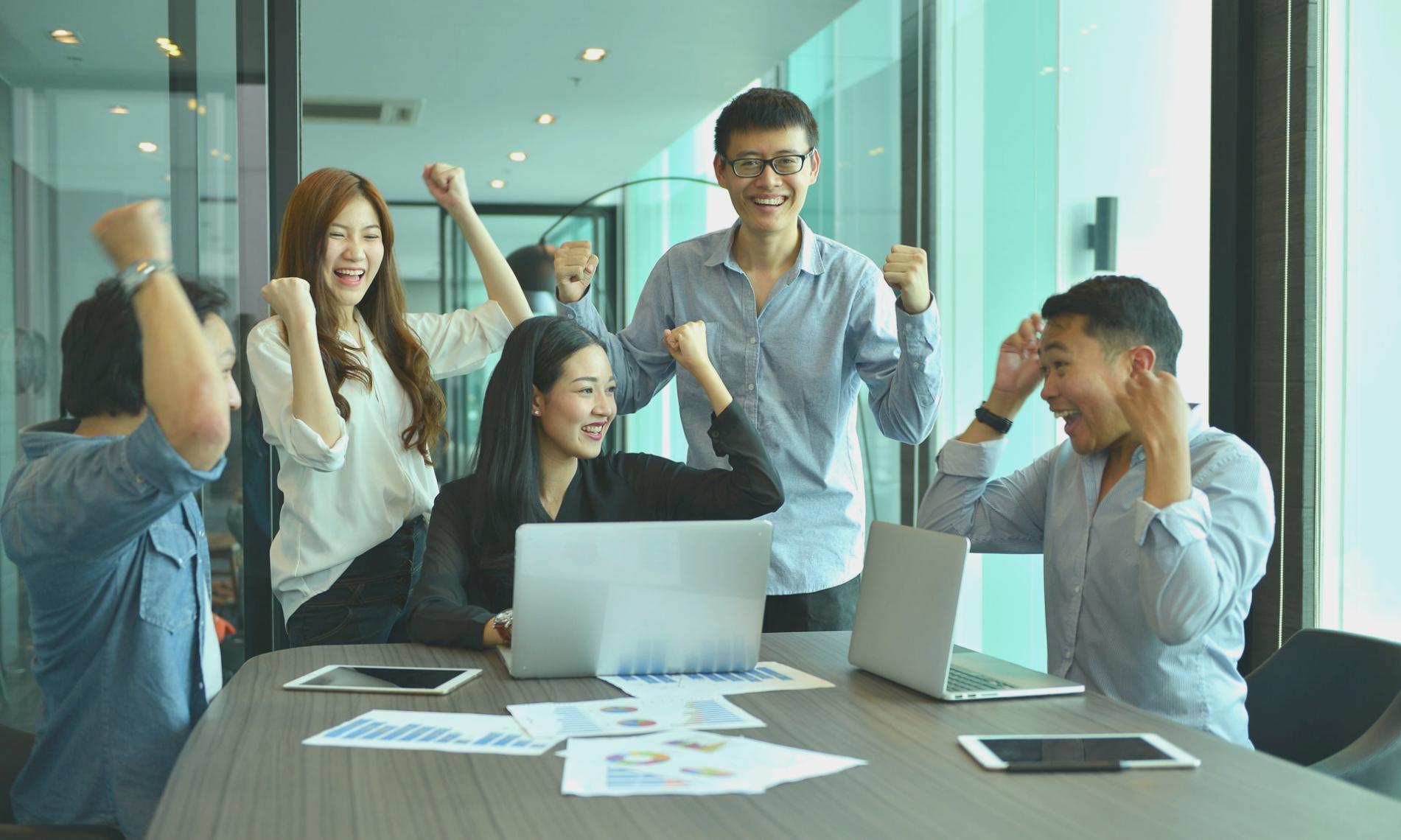 Teilnehmer beim gemeinsamen Arbeiten